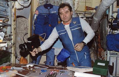 NM18-308-001 (March-July 1995) --- Onboard Mir s base block module, cosmonaut Gennadiy M. Strekalov, uses a hand held de-stock-foto