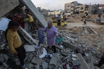 Palestinian Kamal Al-Dahdouh sets up his tent on the ruins of his destroyed home in the Al-Zeitoun neighborhood south of Gaza City-stock-foto