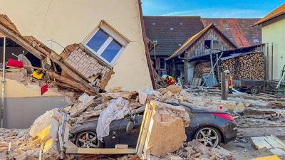 Mann nach Hauseinsturz versch?ttet in Stutensee Sp?ck im Landkreis Karlsruhe: Einfamilienhaus nach Explosion eingest?rzt - Rettungskr?fte im Gro?einsatz - 73-j?hriger Hausbewohner unter den Tr?mmern eingeklemmt, aber am Leben-stock-photo