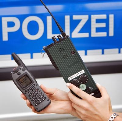 Eine Polizistin haelt das neue Digitalfunkgeraet l neben einem alten Funkgeraet der Bundespolizei-stock-foto