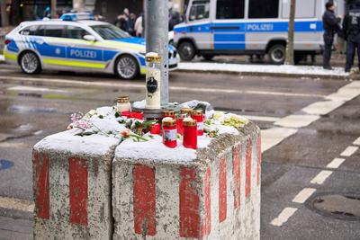 News Bilder des Tages Munich, Bavaria, Germany - February 16, 2025: Memorial with grave candles after the car attack in-stock-foto