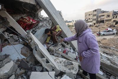 Palestinian Kamal Al-Dahdouh sets up his tent on the ruins of his destroyed home in the Al-Zeitoun neighborhood south of Gaza City-stock-foto