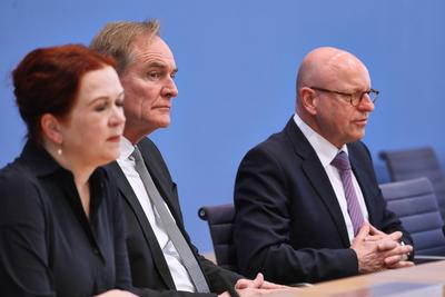 Berlin, Deutschland, 17.02.2025: Bundespressekonferenz: Umfrageergebnisse zur Finanzsituation und Sparzwang in den St?dt-stock-photo