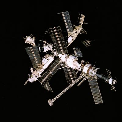 STS071-744-017 (29 June 1995) --- Russia s Mir Space Station is backdropped against the darkness of space, as photograph-stock-foto