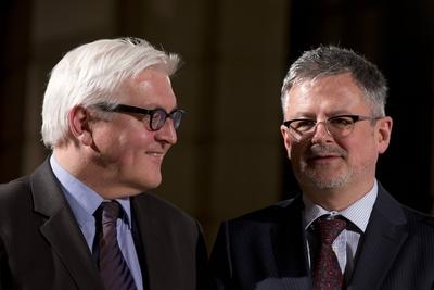 Aussenminister Frank Walter Steinmeier SPD und der Historiker Christopher Clark nehmen am Freitag-stock-foto