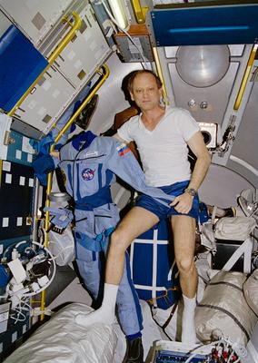 STS071-112-004 (27 June - 7 July 1995) --- Astronaut Norman E. Thagard, displays the flight suit he wore onboard Russia-stock-foto