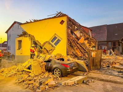 Versch?ttete Person bei Hauseinsturz in Stutensee-Sp?ck: Lautes Krachen am fr?hen Morgen - Einfamilienhaus st?rzt ein - eine Person in Tr?mmern versch?ttet - gro?es Aufgebot an Feuerwehr- und Rettungskr?ften suchen nach Person in den Tr?mmern-stock-foto