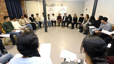 Meeting Queen Mathilde and the writer Genevi?ve Damas in a college in Anderlecht-stock-foto