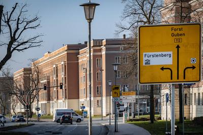 Eisenh?ttenstadt im Landkreis Oder-Spree LOS im Bundesland Brandenburg; Stadtszene mit Friedrich-Wolf-Theater - 08.03.20-stock-foto