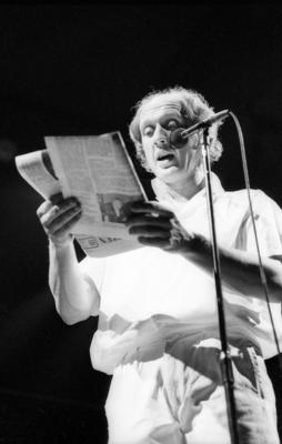 Bildnummer: 56670305  Datum: 16.01.1984  Copyright: imago/teutopressHerman van Veen (Liedermacher) 01/84 ro Herman van Veen am 16.01.1984 Niederl?nder Holl?nder Niederlande Holland Mann Liedermacher Comedy Comedian Entertainer Kinderbuchautor S?nger Schauspieler Netherlands Author Actor Singer Songwriter Man hoch halb unten Halbglatze Mikrofon B?hne Zeitung sprechend sw People xcb x0x 1984 hoch  56670305 Date 16 01 1984 Copyright Imago teutopress Herman van Veen Songwriter 01 84 Ro Herman van Veen at 16 01 1984 Dutchman Dutchman Netherlands Holland Man Songwriter Comedy Comedian Entertainer Childrenu0026#39;s book author Singer Actor Netherlands author Actor Singer Songwriter Man vertical half below Halbglatze Microphone Stage Newspaper Spoken black and white Celebrities  x0x 1984 vertical-stock-foto