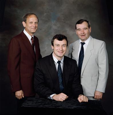 This is a portrait of the Mir 18 crew members in civilian clothes. They are (left to right) Norman E. Thagard, astronaut-stock-foto