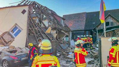 Mann nach Hauseinsturz versch?ttet in Stutensee Sp?ck im Landkreis Karlsruhe: Einfamilienhaus nach Explosion eingest?rzt - Rettungskr?fte im Gro?einsatz - 73-j?hriger Hausbewohner unter den Tr?mmern eingeklemmt, aber am Leben-stock-photo