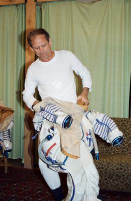 Astronaut Norman E. Thagard getting into a cosmonaut space suit in the Training Simulator Facility at the Gagarin Cosmon-stock-foto