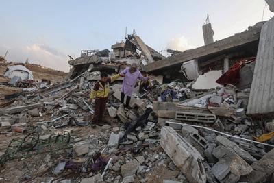 Palestinian Kamal Al-Dahdouh sets up his tent on the ruins of his destroyed home in the Al-Zeitoun neighborhood south of Gaza City-stock-foto