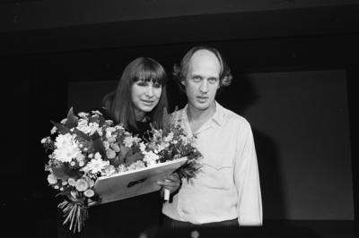 Anefo photo collection. Herman van Veen hands over Liselore Gerritsen s first copy of her plate and the Oktoberkind book-stock-foto