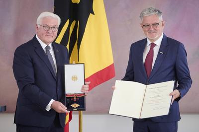 Berlin, Bundespr?sident Steinmeier verleiht den Verdienstorden der Bundesrepublik Deutschland Bundespr?sident Frank-Wal-stock-foto