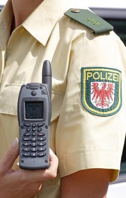 Eine Polizistin haelt ein neues Digitalfunkgeraet der Polizei in der Hand Potsdam 24 07 2006 P-stock-foto
