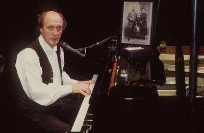 Bildnummer: 56779441  Datum: 01.12.1993  Copyright: imago/teutopressHerman van Veen 12/93 te Mann Musik Show Kabarett Komik Niederlande Entertainment Halbglatze leger quer halb sitzend B?hne Auftritt Klavier Mikrophon singend People Shooting xdp x0x 1993 quer  56779441 Date 01 12 1993 Copyright Imago teutopress Herman van Veen 12 93 Te Man Music Show Cabaret comic Netherlands Entertainment Halbglatze casual horizontal half seated Stage Appearance Piano Microphone singing Celebrities Shooting XDP x0x 1993 horizontal-stock-foto