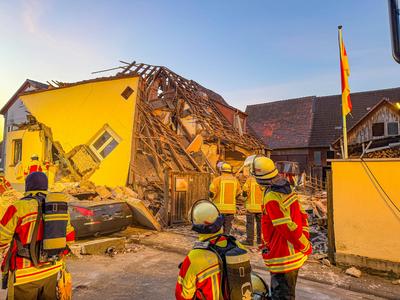 Versch?ttete Person bei Hauseinsturz in Stutensee-Sp?ck: Lautes Krachen am fr?hen Morgen - Einfamilienhaus st?rzt ein - eine Person in Tr?mmern versch?ttet - gro?es Aufgebot an Feuerwehr- und Rettungskr?ften suchen nach Person in den Tr?mmern-stock-foto