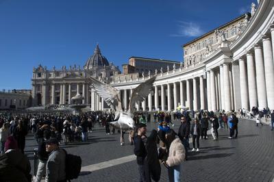 ITALY -   WINDOW OF APOSTOLIC PALACE OVERLOOKINGST PETER'S SQUARE REMAINS CLOSED IN THE VATICAN  - 2025/2/16-stock-foto