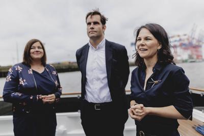 (R-L) Annalena Baerbock (Buendnis 90/Die Gruenen), Bundesaussenministerin, Johannes Berg, Director Corporate Affairs der-stock-foto