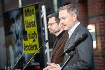 W?chentliche Pressekonferenz nach Gremiensitzungen der FDP ? Christian Lindner, Parteivorsitzender und ehemaliger Bundesfinanzminister; mit Macro Buschmann, designierter Generalsekret?r und ehemaliger Bundesjustizminister-stock-foto