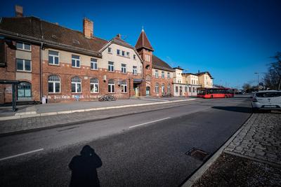 Eisenh?ttenstadt im Bundesland Brandenburg; Bahnhof, Hauptbahnhof - 28.03.2023 Brandenburg *** Eisenh?ttenstadt in the s-stock-foto