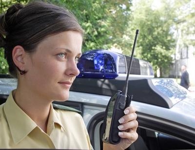 Eine Polizistin haelt eines der neuen Digitalfunkgeraete der Polizei in der Hand POTSDAM 24 07 2-stock-foto