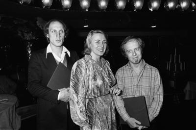 Anefo photo collection. Presentation of Louis David Prize to Herman van Veen and copywriter Eric V.D. Wurff for their so-stock-foto