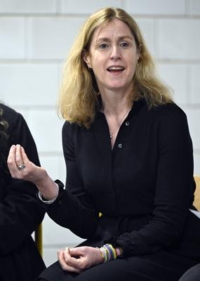 Meeting Queen Mathilde and the writer Genevi?ve Damas in a college in Anderlecht-stock-foto