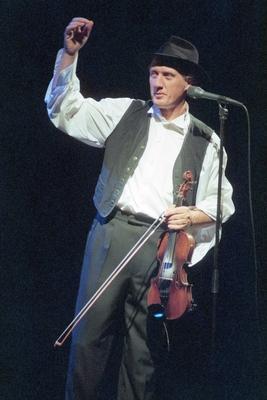Bildnummer: 56858581  Datum: 01.11.1997  Copyright: imago/teutopress- Herman van Veen - Farbnegativ 11/97 thg Mann Gesang Musik Holland Niederlande Liedermacher Lied Chanson Auftritt Konzert B?hne Instrument Geige leger Hemd Weste Hut Mikrophon stehend haltend winkend halb hoch neutral People x0x xsk 1997 hoch  56858581 Date 01 11 1997 Copyright Imago  Herman van Veen Color negative 11 97 THG Man Singing Music Holland Netherlands Songwriter Song Chanson Appearance Concert Stage Instrument Violin casual Shirt Vest Hat Microphone standing holding winkend half vertical neutral Celebrities x0x xSK 1997 vertical-stock-foto