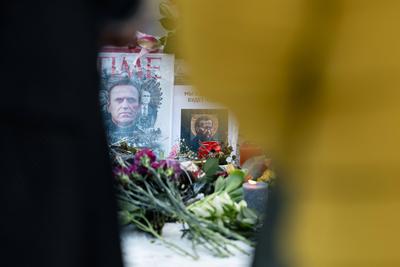 Trauernde kommen zum Gedenken an den Tod von Alexej Nawalny gegen?ber der russischen Botschaft in Berlin, am 16.02.2025-stock-foto