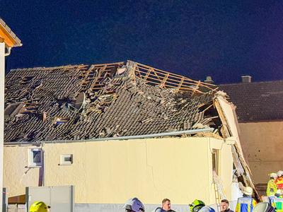 Versch?ttete Person bei Hauseinsturz in Stutensee-Sp?ck: Lautes Krachen am fr?hen Morgen - Einfamilienhaus st?rzt ein - eine Person in Tr?mmern versch?ttet - gro?es Aufgebot an Feuerwehr- und Rettungskr?ften suchen nach Person in den Tr?mmern-stock-foto