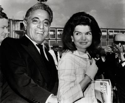 Aristotle Onassis with his wife Jacqueline Bouvier Kennedy circa 1968 PUBLICATIONxINxGERxSUIxAUTxO-stock-foto