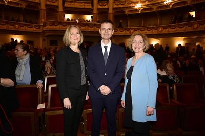 Anja Seibert-Fohr, Marko Bosnjak und Angelika Nu?berger bei der Verleihung des Friedenspreis Dresden 2025 - Internationa-stock-foto