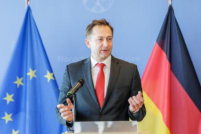 NRW-Ministerin Silke Gori?en empf?ngt Christophe Hansen, EU-Kommissar f?r Landwirtschaft und Ern?hrung-stock-foto