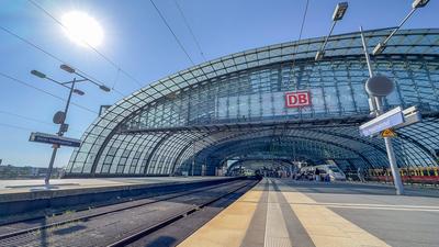 Deutsche Bahn erh?ht Preise im Fernverkehr Verkehr, Wirtschaft, Fernverkehr: Das Logo der Deutschen Bahn ist am Hauptbah-stock-foto