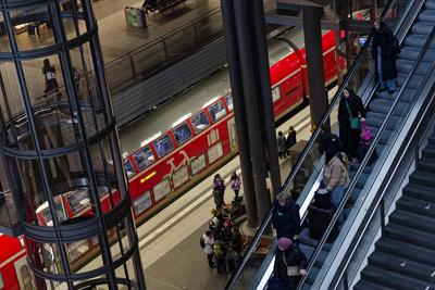 Regionalbahnen in Berlin Hauptbahnhof-stock-foto