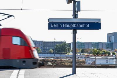 Fahrplanwechsel bei der Bahn Wirtschaft, Verkehr, Zugverkehr: Zug am Berliner Hauptbahnhof, Bahnhofshalle, Gleisen, Glei-stock-foto