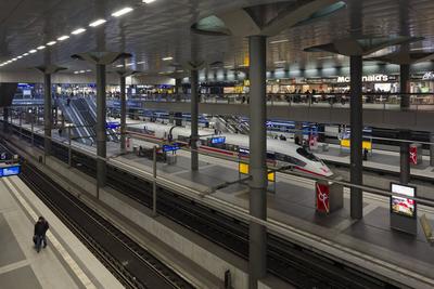 Regionalbahnen in Berlin Hauptbahnhof-stock-foto