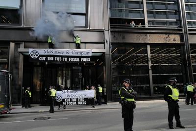 XR Protest at McKinsey in London-stock-foto