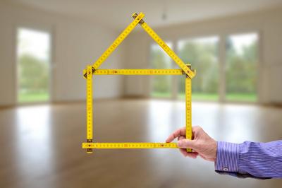 Makler bietet Wohnung zur Miete oder Kauf-stock-foto