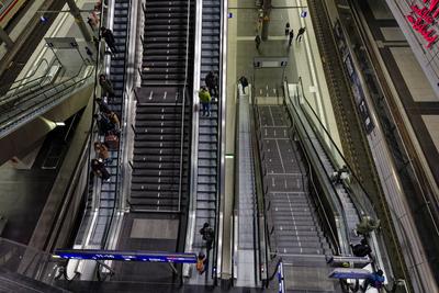 Rolltreppen im Berliner Hauptbahnhof 2024-11-03 Deutschland, Berlin Rolltreppen und Reisende im Tiefgeschoss des Berline-stock-foto