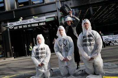 XR Protest at McKinsey in London-stock-foto