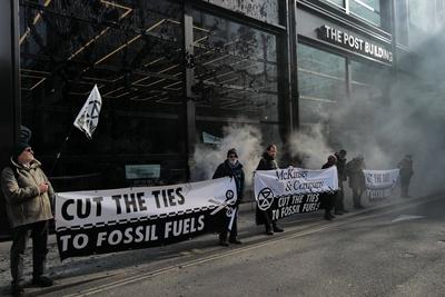XR Protest at McKinsey in London-stock-foto
