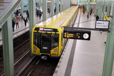 U-Bahn Zug der Berliner Verkehrsbetriebe (BVG) Linie U5 (Hauptbahnhof H?now) an der Station Alexanderplatz. DEU, Deutsch-stock-foto