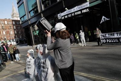 XR Protest at McKinsey in London-stock-foto