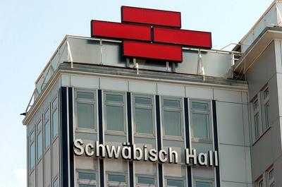 Blick auf eine Filiale der Schw?bisch Hall Bausparkasse in Karlsruhe fotografiert am Montag 28 06-stock-foto