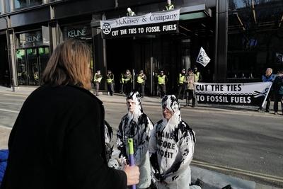 XR Protest at McKinsey in London-stock-foto