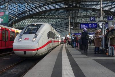 Berlin, Deutschland, Einfahrt eines ICE 4 im Hauptbahnhof-stock-foto